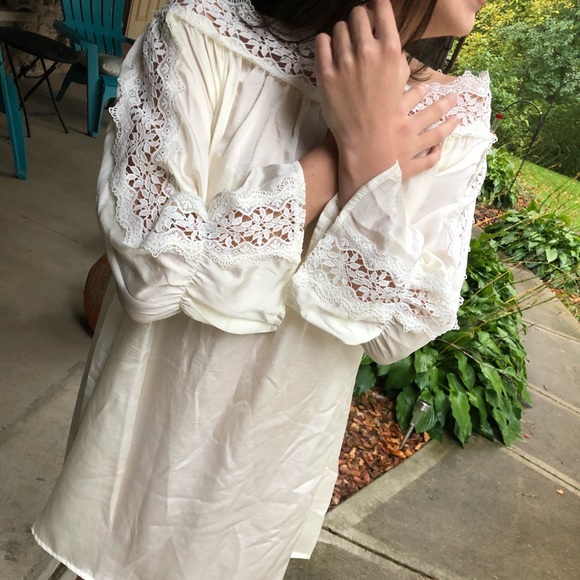 Hummingbird Tops - 🍭NWT Hummingbird Lace Embellished Top
